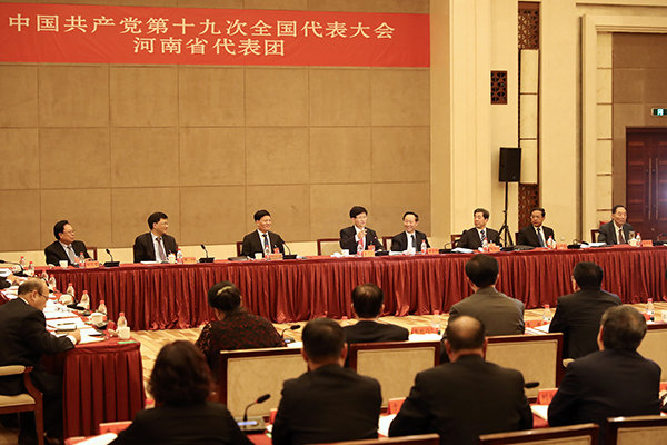 10月18日下午，出席党的十九大的河南省代表团在驻地讨论习近平同志代表第十八届中央委员会所作的报告。⑨6-本报记者-董亮-杜小伟-摄-（审定稿）